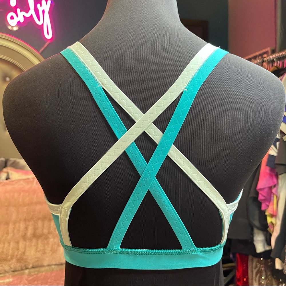 Lululemon Water Bound Bra
Blue Tropics / Aquamarine Size 6